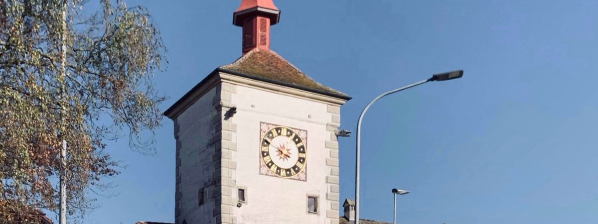 Torhaus in Mellingen mit grosser Uhr am Turm